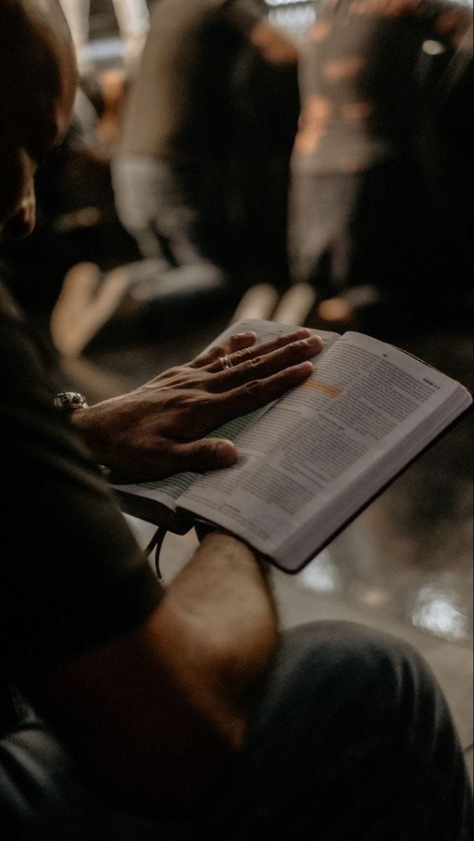 Une main posée sur une Bible ouverte